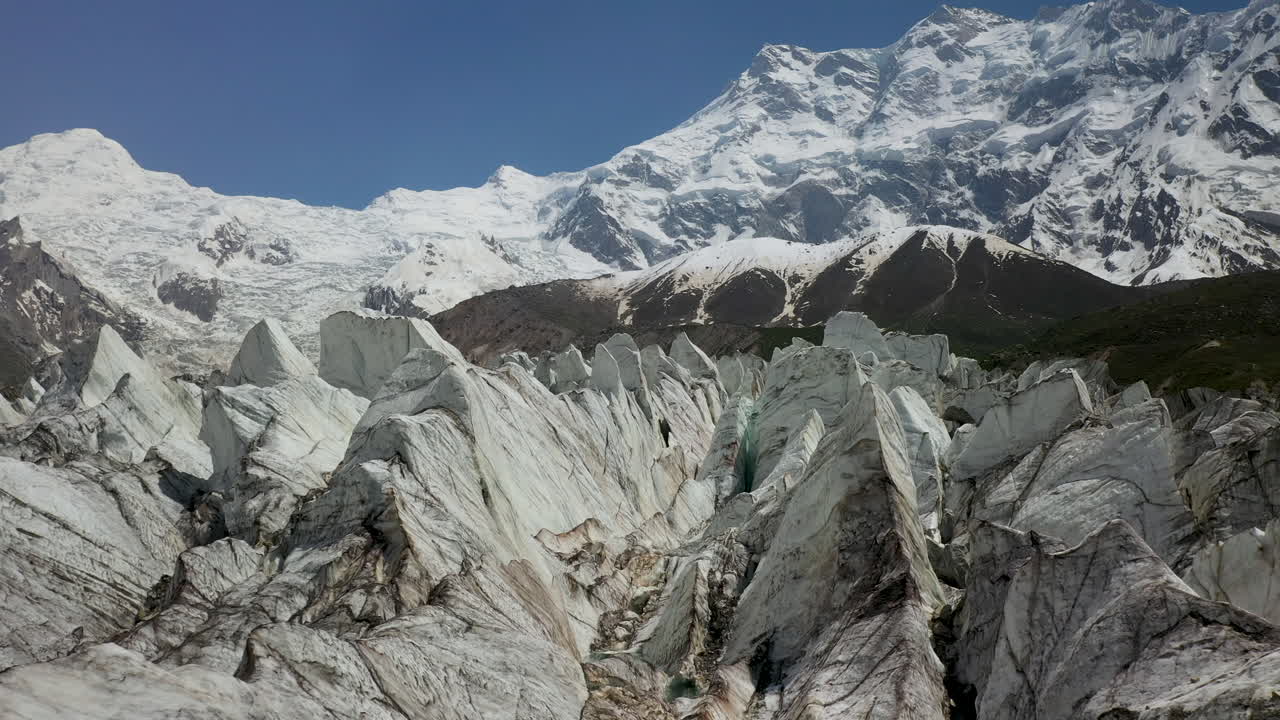 toma aérea de descender hacia cañones glaciares con nanga parbat en el fondo, prados de hadas pakistán, toma cinematográfica de drones