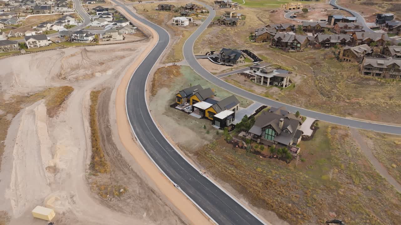 유타 주 헤버 에 있는 고급스러운 주택 의 뒷마당 에 대한 공중  ⁇ 락스 뷰