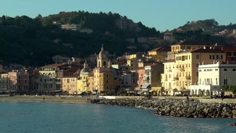 Vista-De-San-Terenzo,-Liguria-Desde-El-Mar