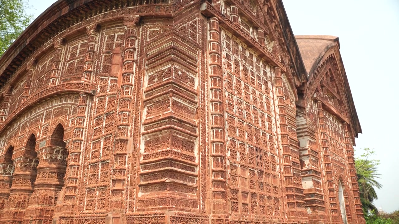 El Templo Joe Bangla en Bishnupur se erige como una notable obra maestra arquitectónica.