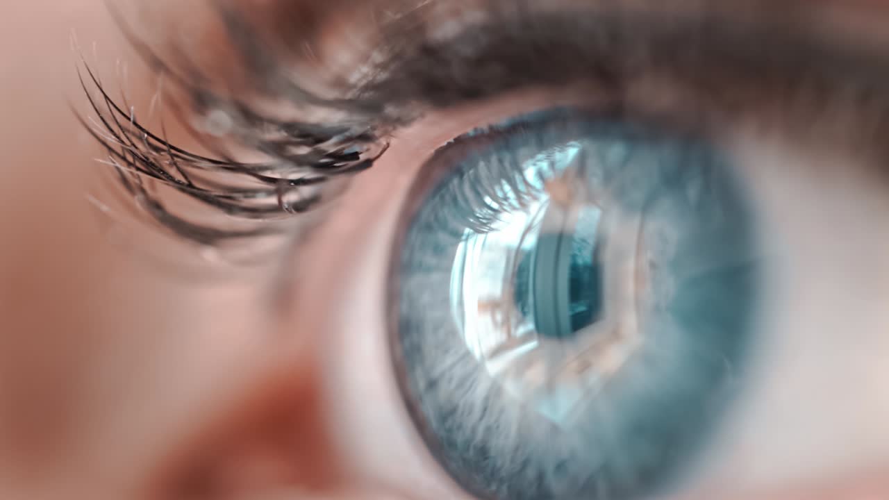 mujer con un solo ojo de cerca