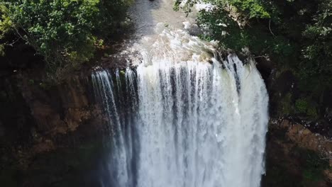 Drone-Moviéndose-Hacia-Atrás-Para-Mostrar-El-Tamaño-De-Una-Cascada