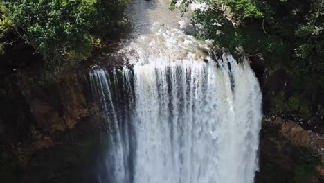 drone moviéndose hacia atrás para mostrar el tamaño de una cascada