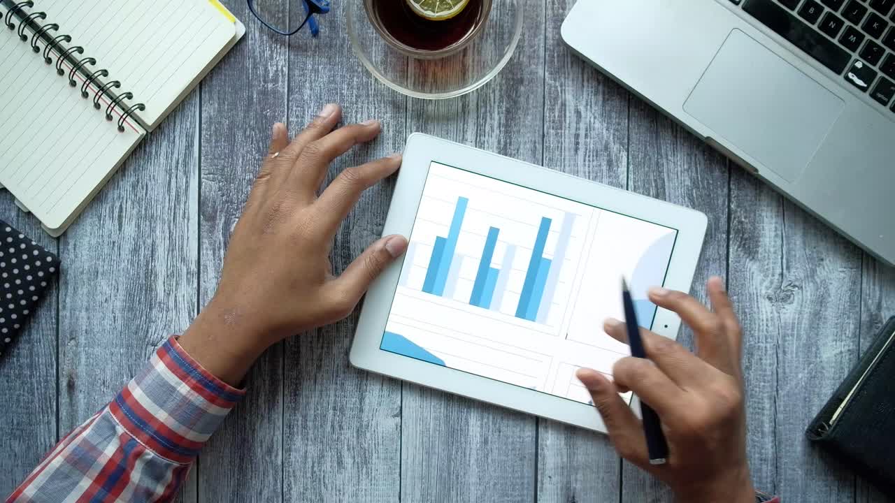 Person, der analyserer data på en tablet
