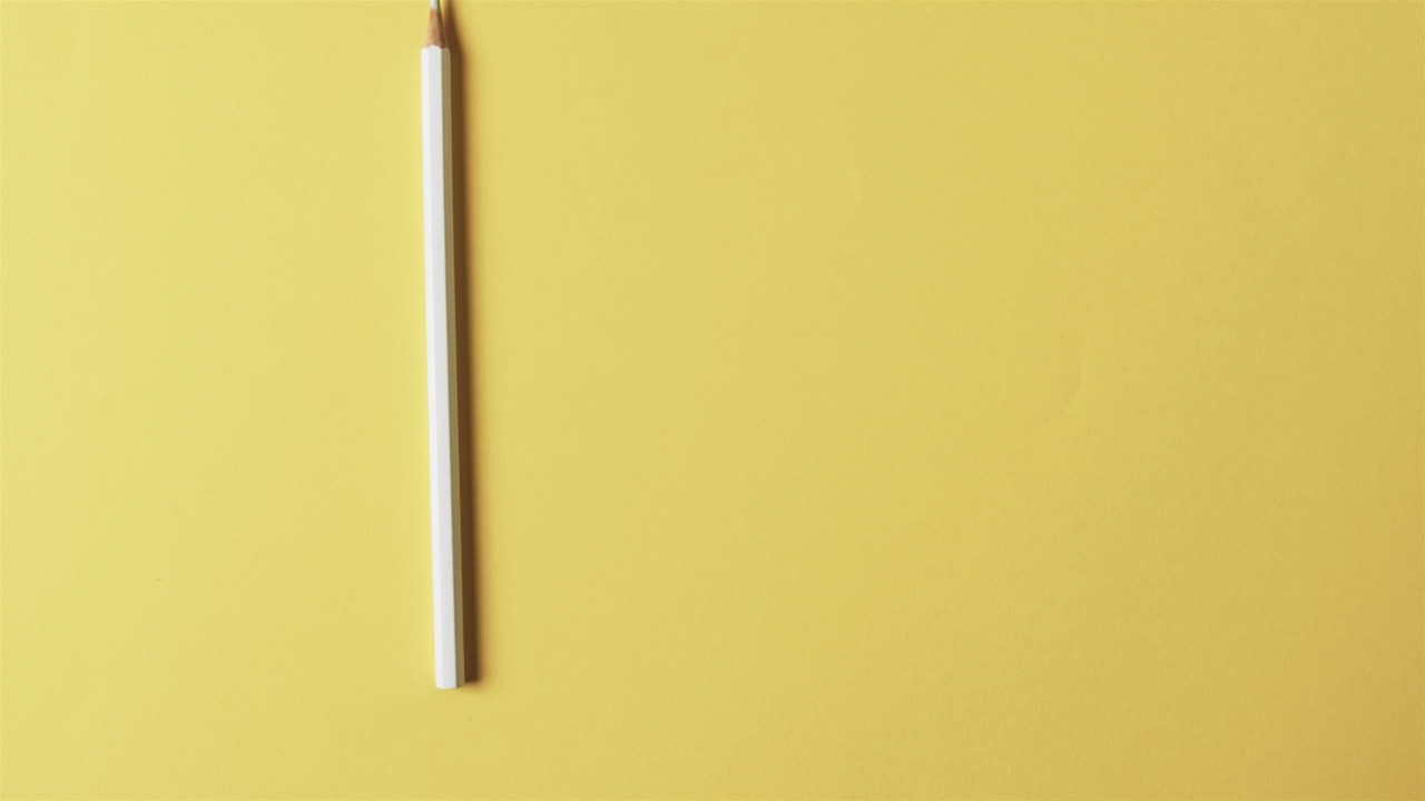 노란색 바탕에 복사 공간을 가진 노란색 연필의 클로즈업