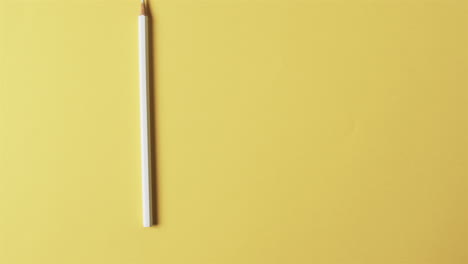 close up de lápiz amarillo con espacio de copia en fondo amarillo