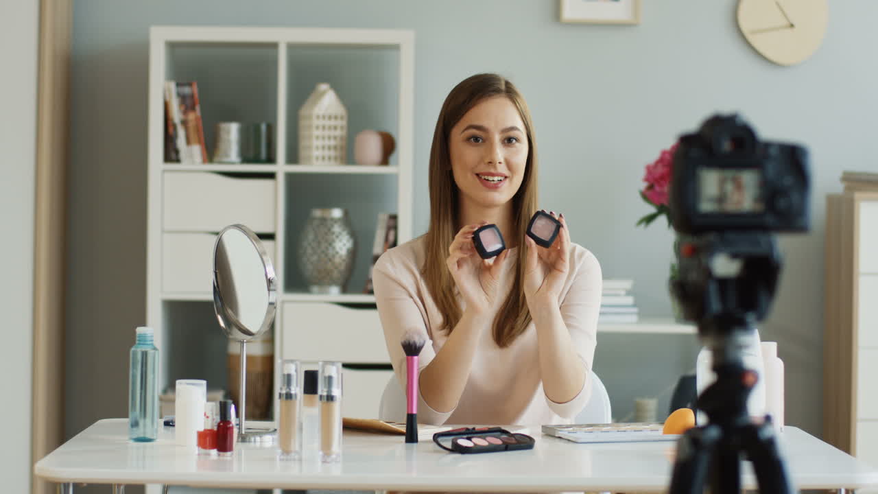 blogger de belleza grabando un video y hablando de sombras de ojos
