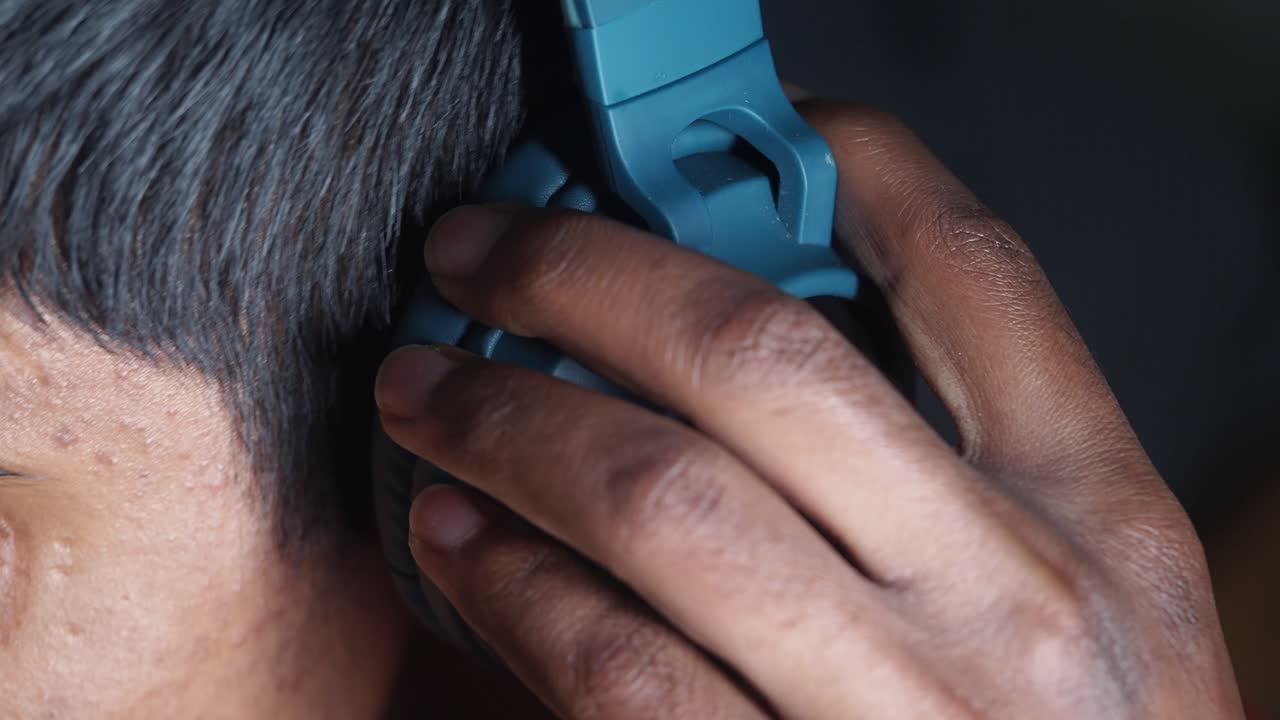 primer plano de una persona con auriculares