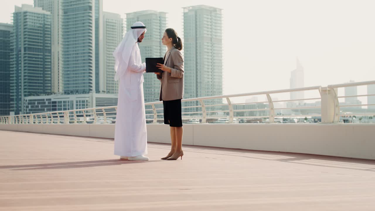 discusión de negocios en una ciudad moderna