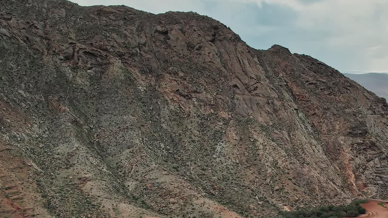 Vista aerea di colline e valli rocciose a Fuerteventura, Spagna