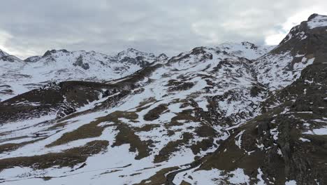 Dron-Avanzando-Hacia-Una-Montaña-Nevada-Ubicada-En-La-Estación-De-Cielo-Portalet,-España