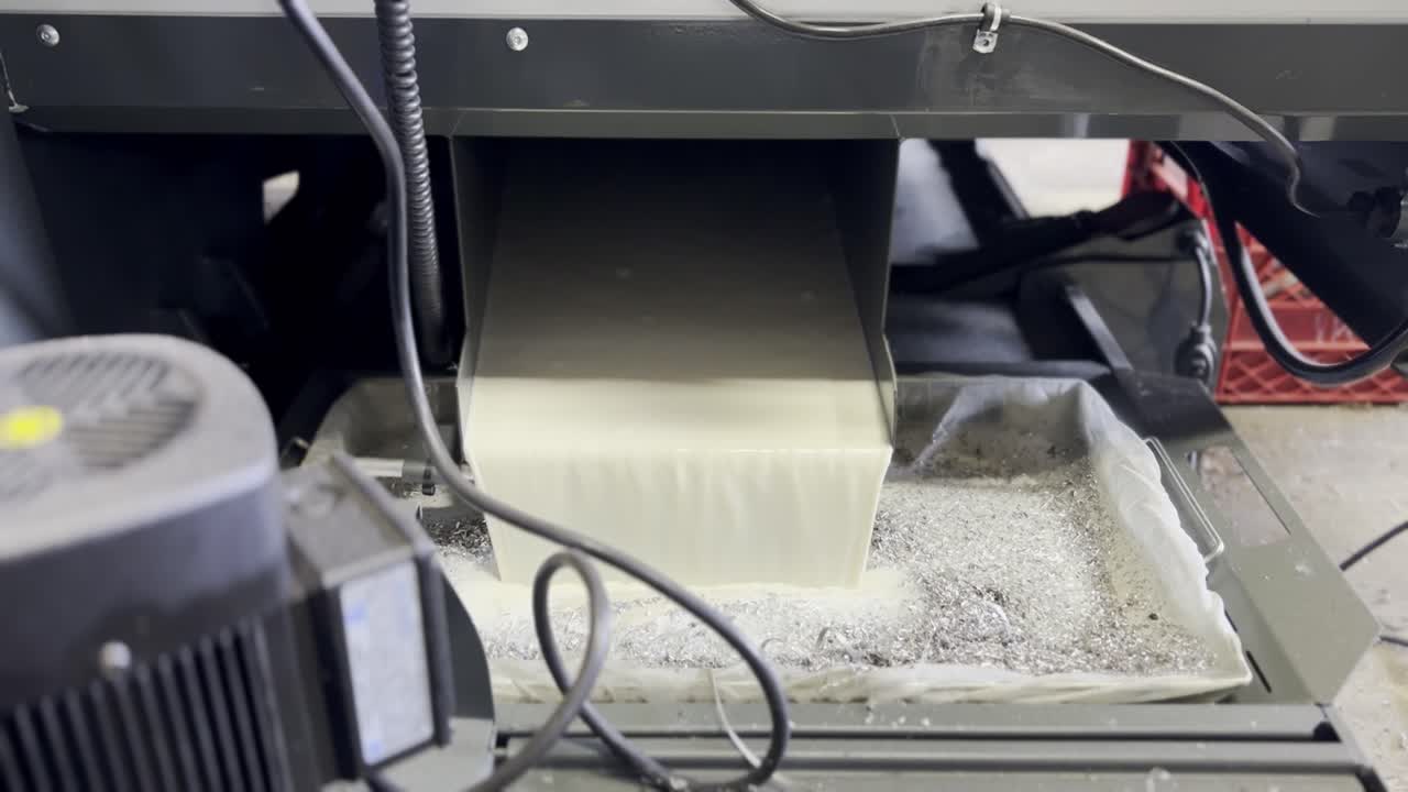 Metal cutting machine with coolant and shavings