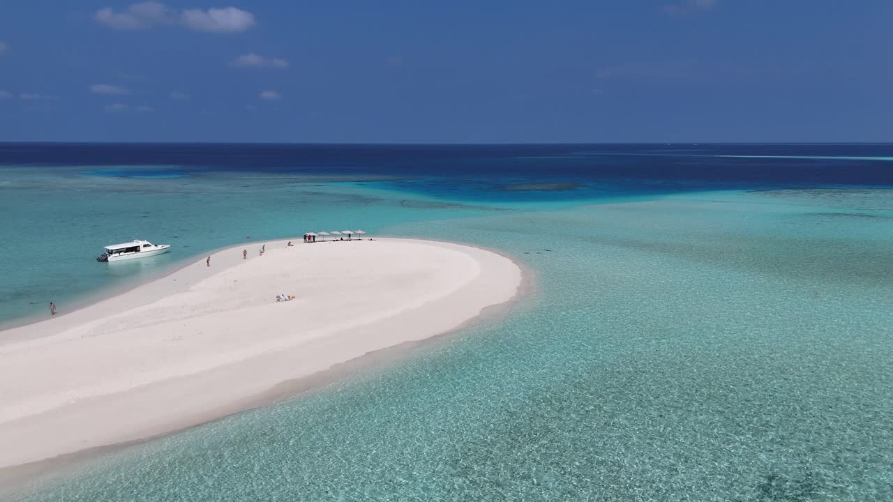 Veduta aerea con drone di una barriera corallina e di una laguna turchese alle Maldive, isola remota con banco di sabbia