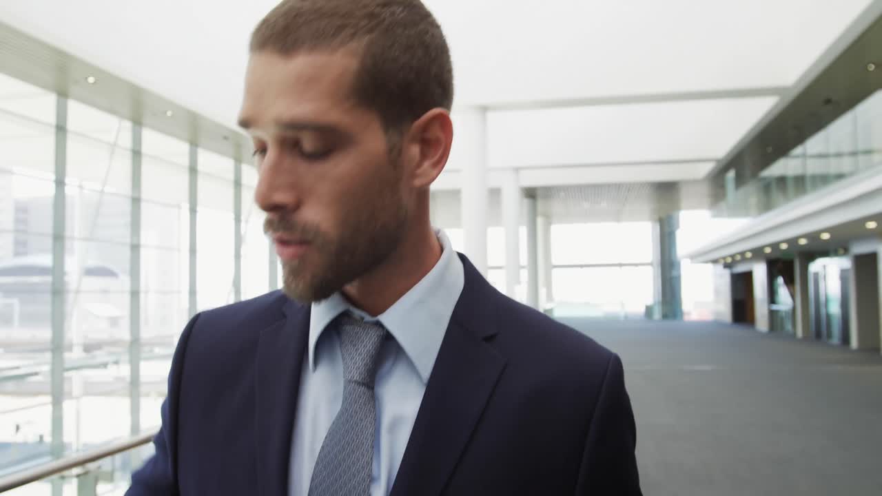 hombre de negocios caminando en un edificio de oficinas moderno