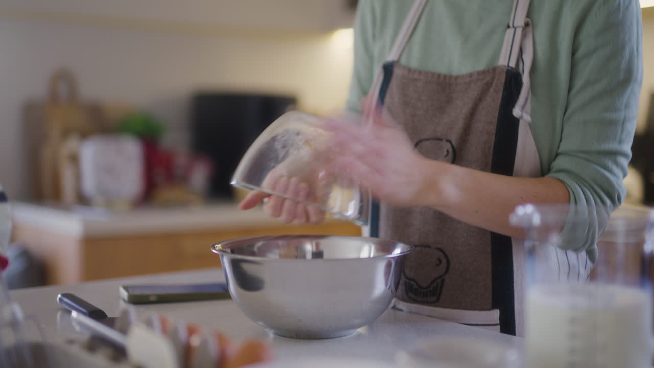 el chef vierte la harina en el cuenco prepara la masa