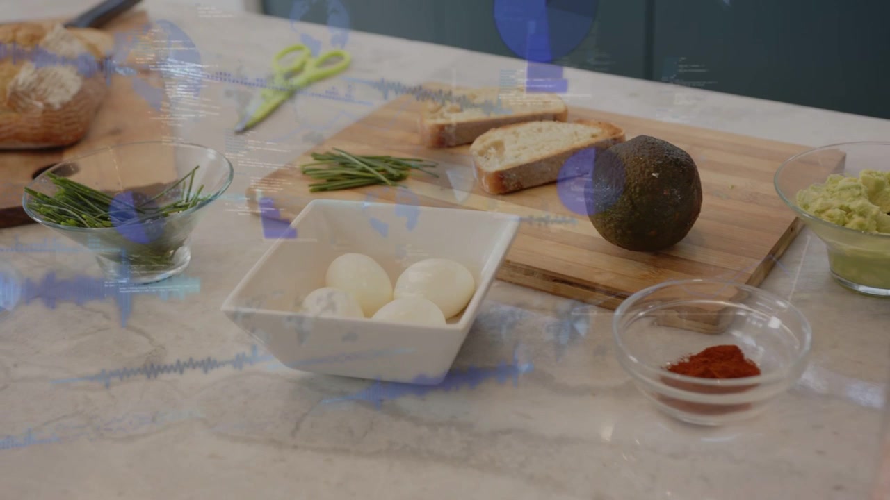 Ingredienti da cucina (uova, avocado), con la telecamera che si sposta mentre un'interfaccia utente blu sovrappone gli oggetti mostrando la preparazione.