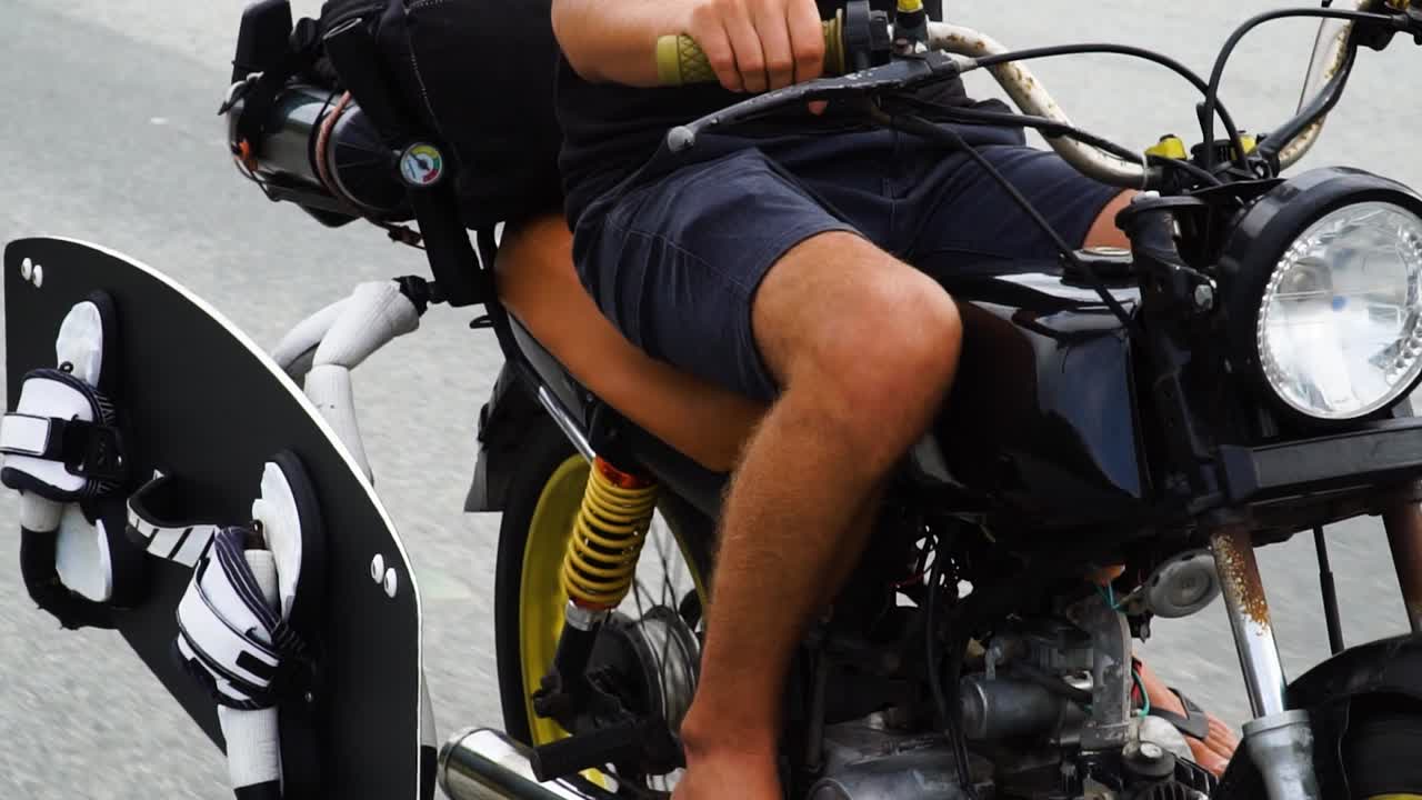 오토바이 선반에 운반된 트윈팁 카이트보드를 닫습니다.