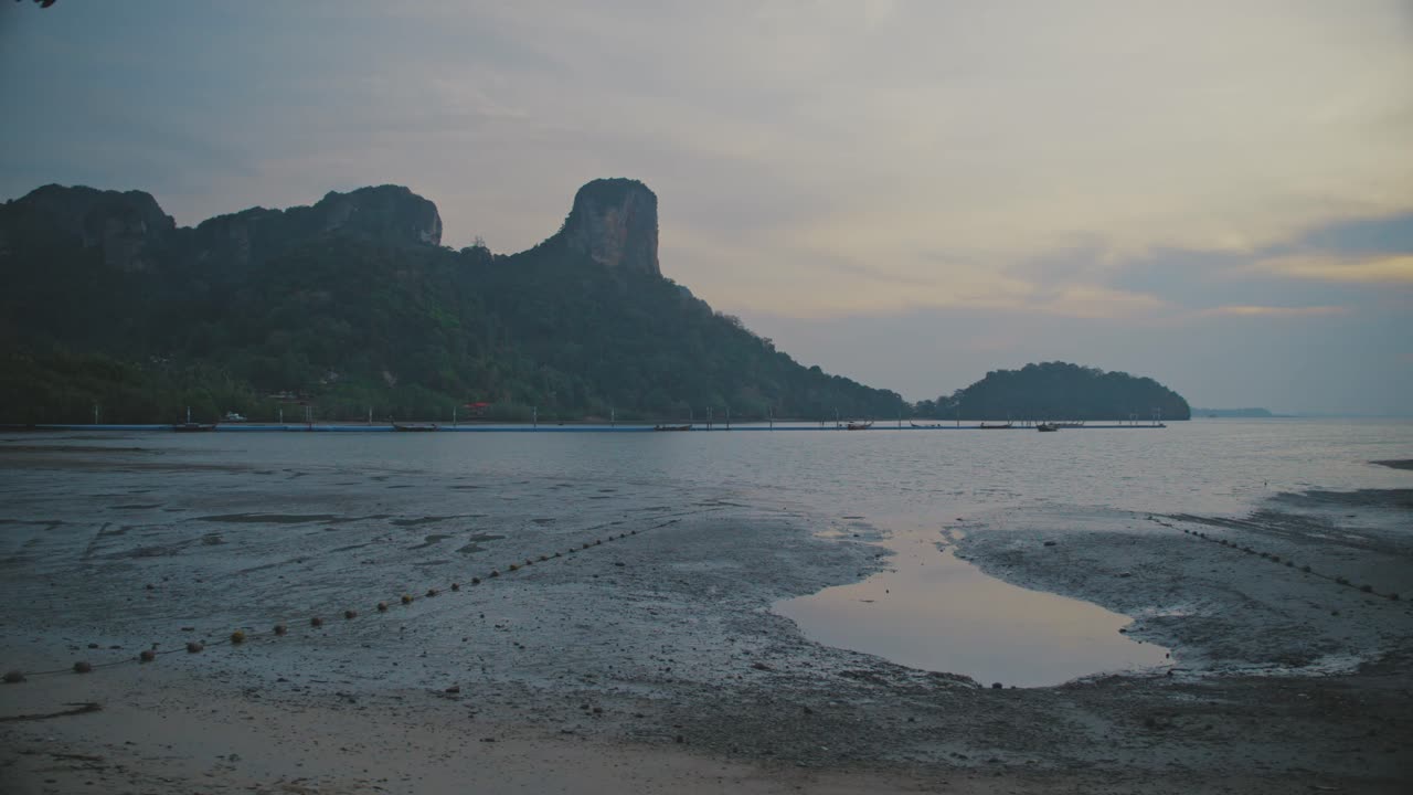 la marea baja en la playa en railay por la noche