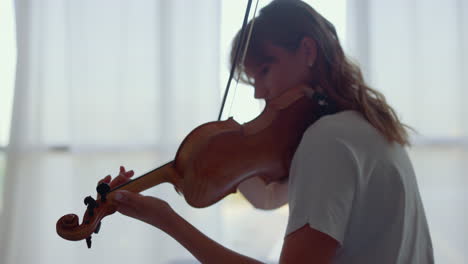 mujer practicando música en el violín