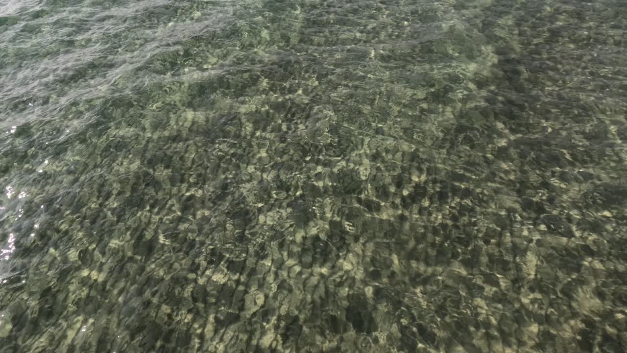 olas y ondulaciones en la superficie del océano