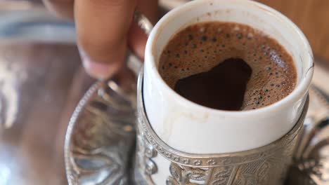 café turco en una taza tradicional