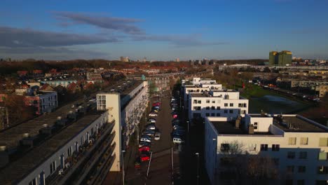 Grúa-Desde-Bloques-De-Apartamentos-Residenciales-Hasta-El-Panorama-Del-Distrito-Vogelbuurt-De-Amsterdam-Noord