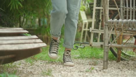 mujer camina con confianza a través de los zapatos de primer plano del jardín