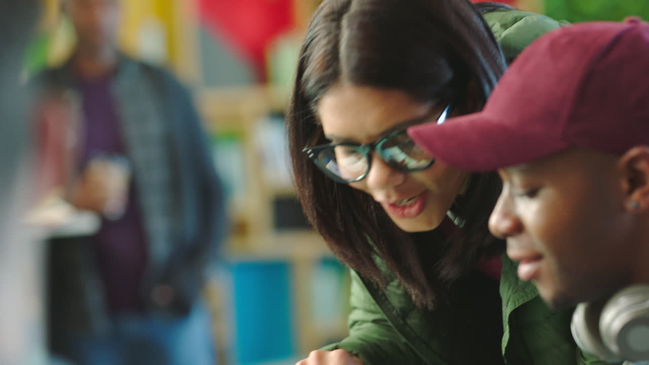 marketing digital, trabajo en equipo hablando