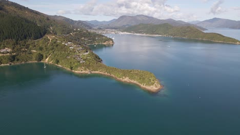 Dolly-Aéreo-De-Gran-Angular-Que-Sale-De-Un-Promontorio-Estrecho-Que-Se-Extiende-Hacia-El-Océano-Pacífico-Con-Una-Cadena-Montañosa-En-El-Fondo-Cerca-De-Picton,-Nueva-Zelanda