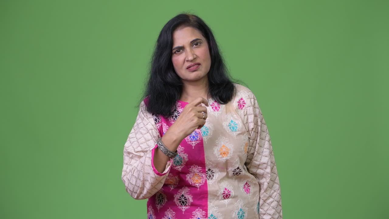 성숙한 아름다운 인도 여성은 충격을 받고 머리를 흔들고 있습니다.