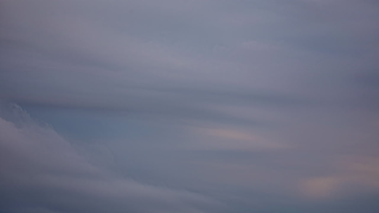 푸른 하늘을 배경으로 움직이는 구름의 저속 촬영