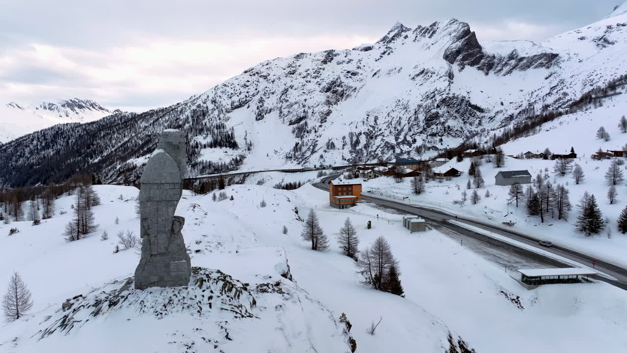 águila escultura de piedra con vistas al paso de simplon al hospicio de pase con en el fondo los altos alpes suizos cubiertos de nieve