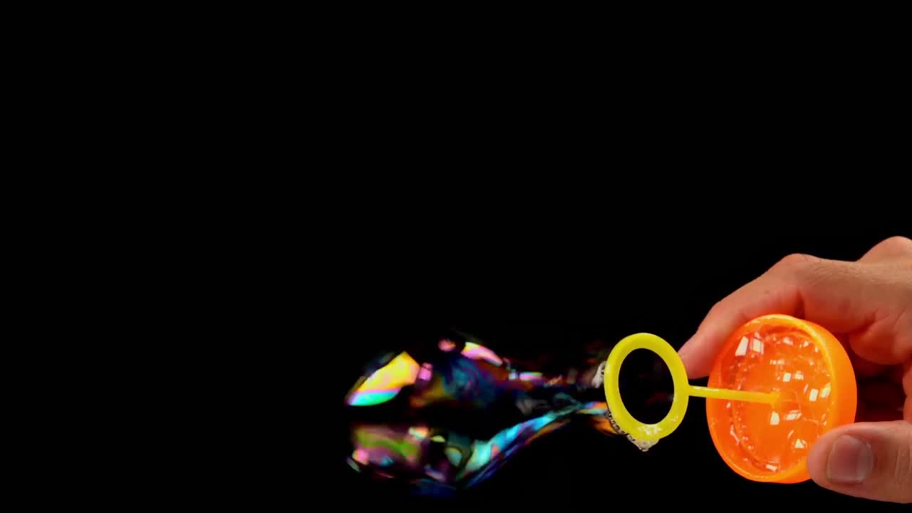 검은 바탕에 떠다니는 거품