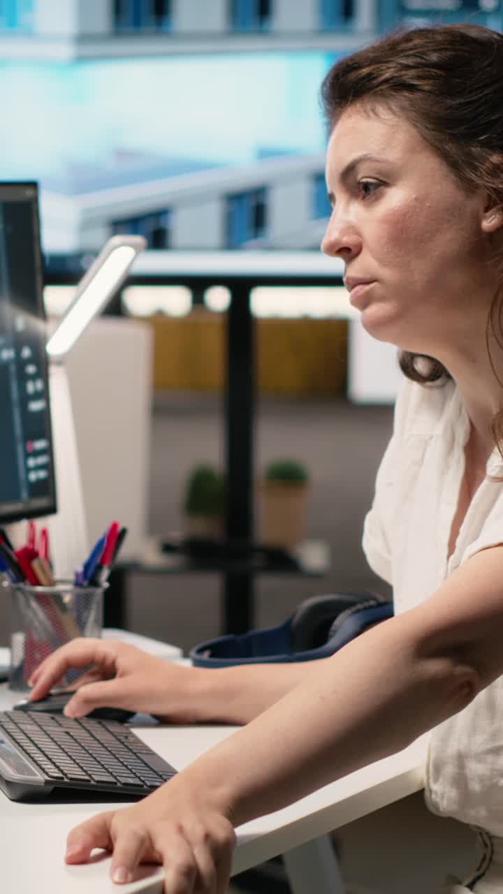 Vertical Video Real estate analyst uses artificial intelligence for blueprint design