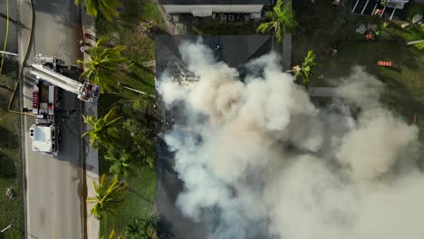 Aerial-reveal-of-an-apartment-fire-in-Cape-Coral,-Florida