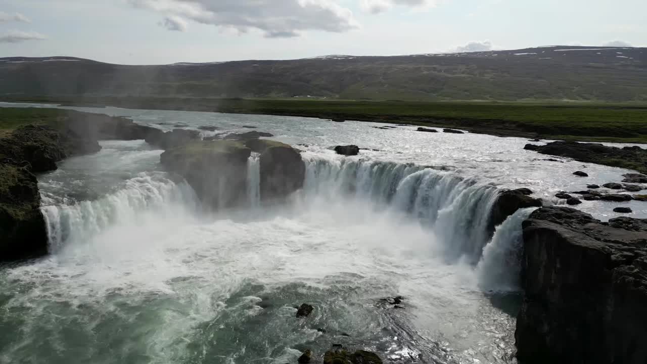 vista aérea de la cascada de godafoss en el nordurland eystra en islandia en verano, también conocida como la cascada de los dioses