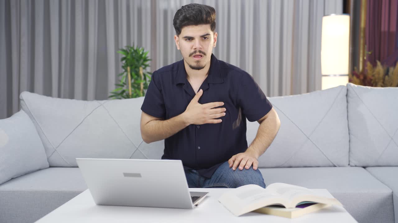joven con dificultad para respirar y enfermedad cardíaca congestiva.