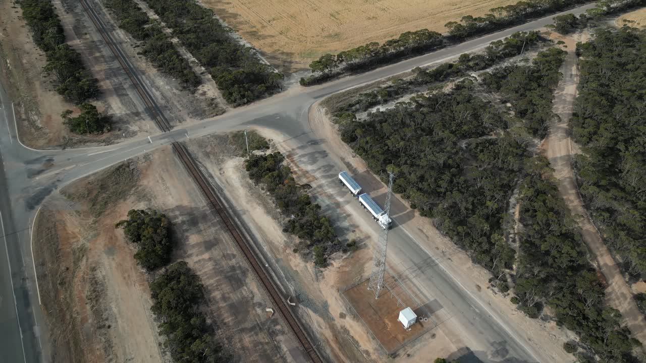camión de carga de schwing disparado desde arriba hacia abajo que llega al lugar de distribución para los agricultores agrícolas