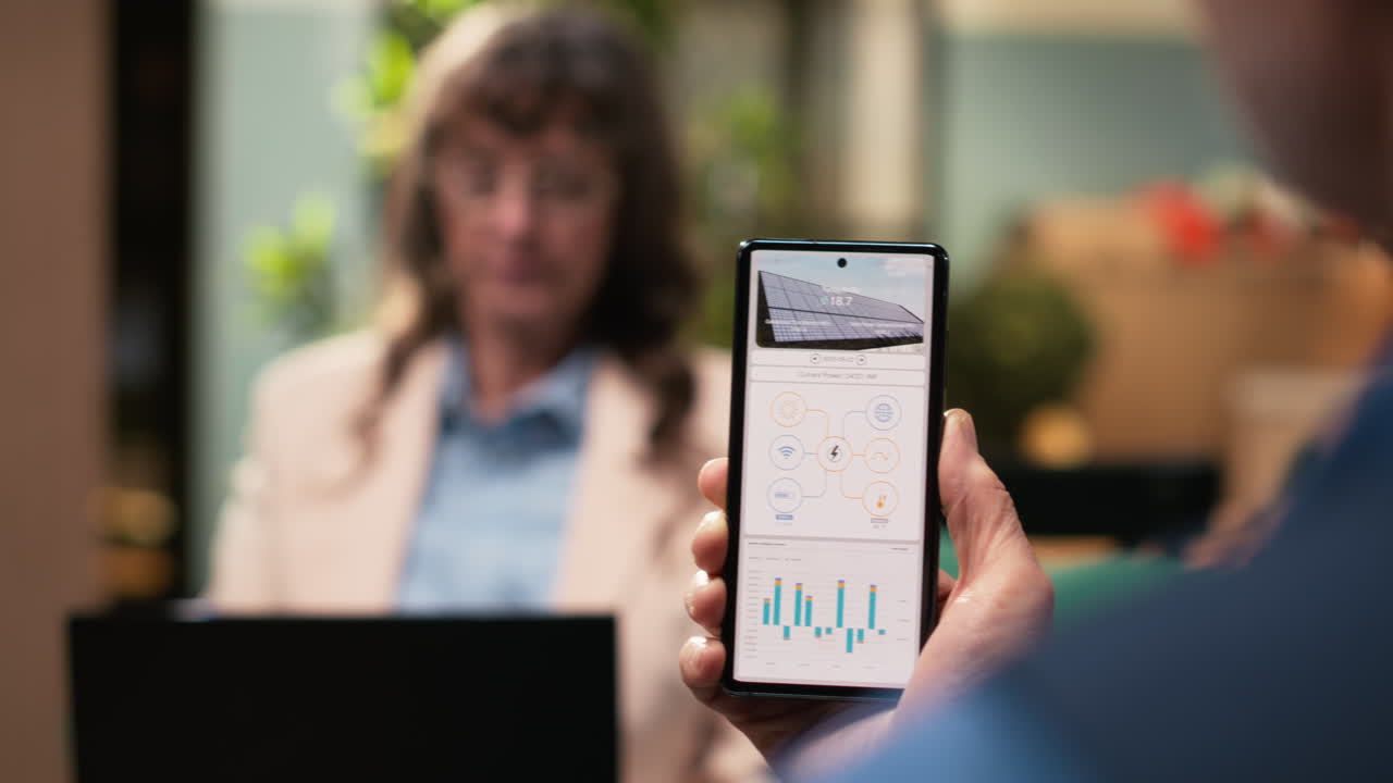 Ældre mand og kvinde gennemgår grøn energi-system via software