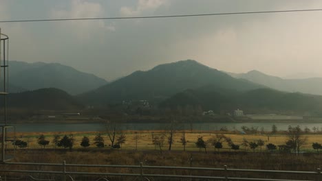 Seoul-Berge-Bei-Sonnenuntergang-Vom-Zug-Aus