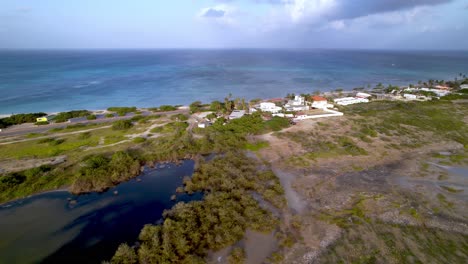 Aruba-Häuser-Entlang-Der-Westküste