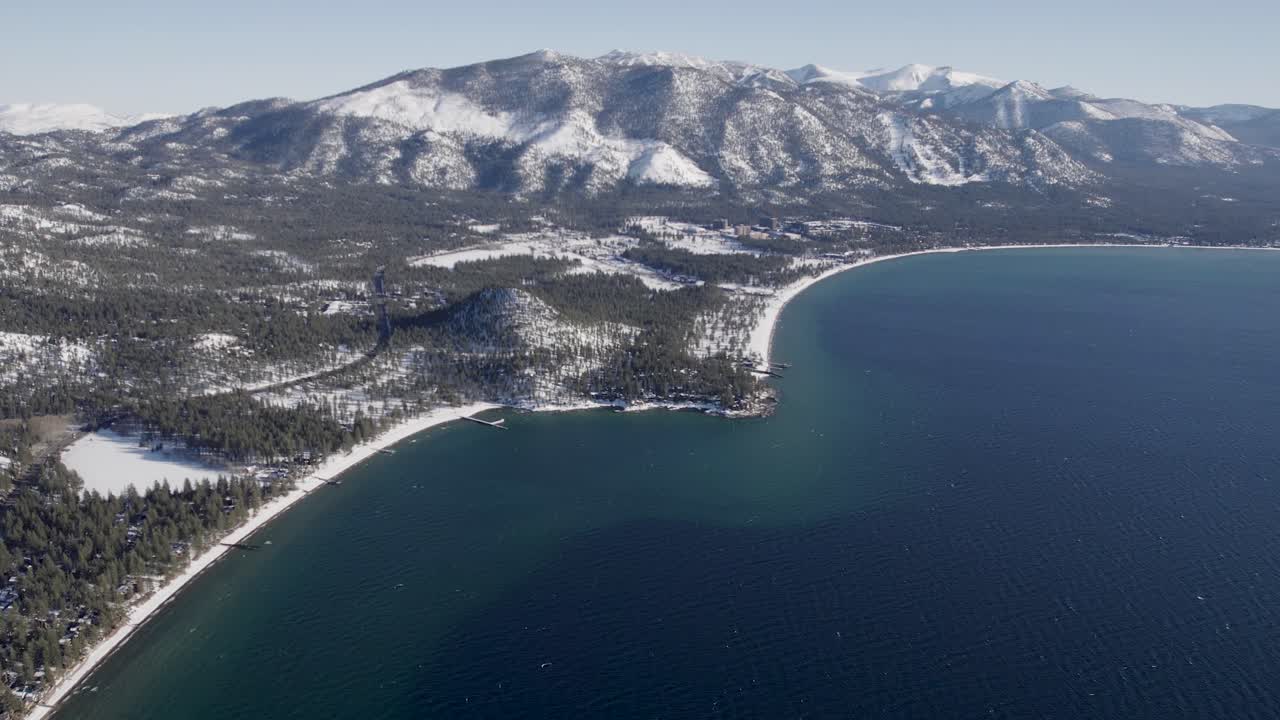 un dron de alto vuelo, 4k disparado sobre el lago tahoe, california, durante la temporada de invierno