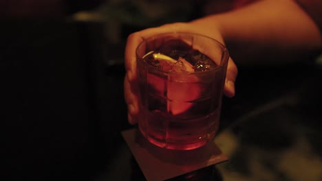 mano con un cóctel de negroni en bangkok