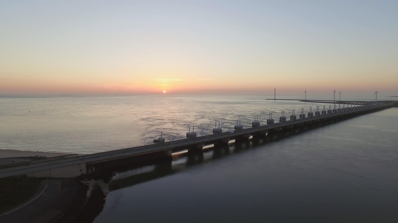 공중: 네덜란드의 oosterschelde 폭풍 해일 방벽과 풍력 터빈