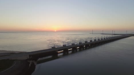 공중: 네덜란드의 oosterschelde 폭풍 해일 방벽과 풍력 터빈