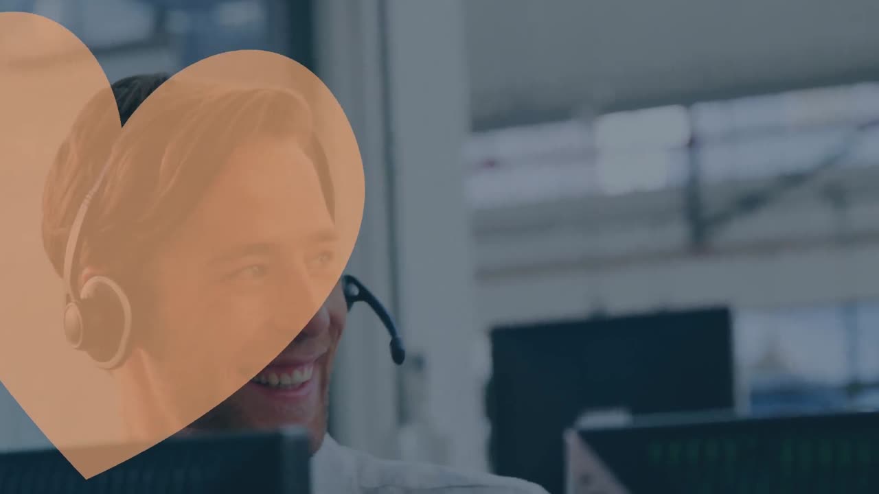 animación de corazón sobre hombre de negocios caucásico usando auriculares de teléfono en la oficina