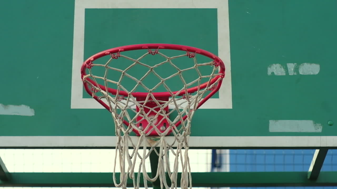 aro de baloncesto en la cancha al aire libre