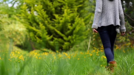 Una-Joven-Sonriente-Saliendo-A-Caminar-Con-Su-Perro.