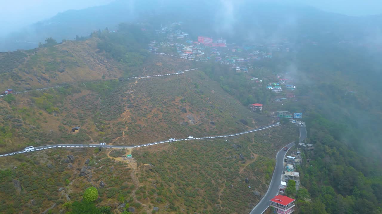 Paesaggio di Darjeeling: piantagione di tè e Batasia Loop Darjeeling, vista aerea e Treno Giocattolo Darjeeling