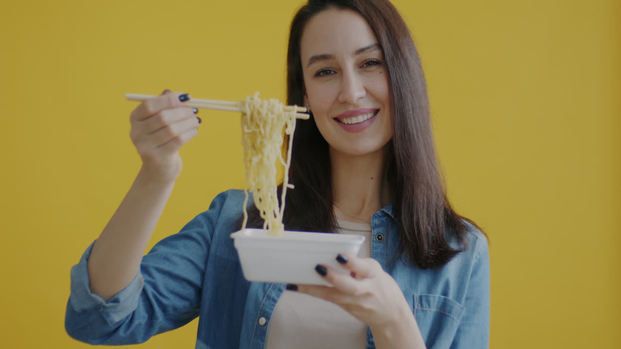 una mujer comiendo ramen.
